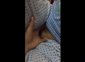在家给表弟钩螃蟹