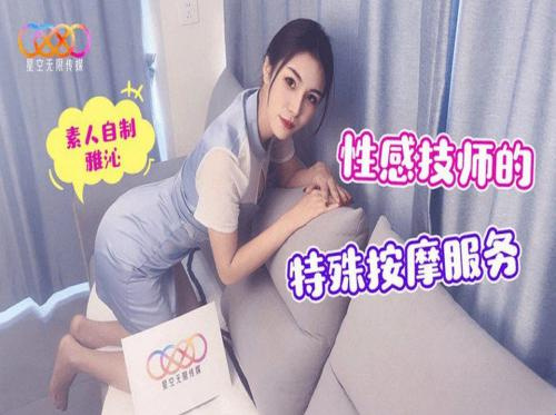 간호사는 침대 옆에서 환자를 돌본다.