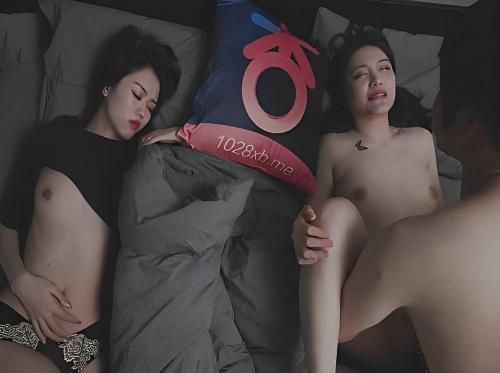 Palihim na nakikipagtalik sa iyong asawa habang natutulog sa tabi ng iyong matalik na kaibigan